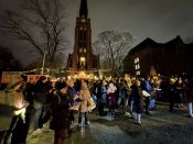 Alle Fotos hier! Weihnachtsbläserbus 2025: „Zugabe“-Rufe in Hellersdorf, wunderbarer Mitsing-Gottesdienst in der Erlöserkirche und 1.600 Euro für den Kältebus. Foto: Jürgen Bosenius
