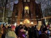 Alle Fotos hier! Weihnachtsbläserbus 2025: „Zugabe“-Rufe in Hellersdorf, wunderbarer Mitsing-Gottesdienst in der Erlöserkirche und 1.600 Euro für den Kältebus. Foto: Jürgen Bosenius