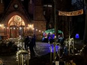 Alle Fotos hier! Weihnachtsbläserbus 2025: „Zugabe“-Rufe in Hellersdorf, wunderbarer Mitsing-Gottesdienst in der Erlöserkirche und 1.600 Euro für den Kältebus. Foto: Jürgen Bosenius