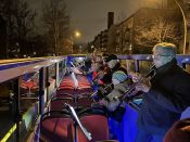 Alle Fotos hier! Weihnachtsbläserbus 2025: „Zugabe“-Rufe in Hellersdorf, wunderbarer Mitsing-Gottesdienst in der Erlöserkirche und 1.600 Euro für den Kältebus. Foto: Jürgen Bosenius