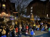 Alle Fotos hier! Weihnachtsbläserbus 2025: „Zugabe“-Rufe in Hellersdorf, wunderbarer Mitsing-Gottesdienst in der Erlöserkirche und 1.600 Euro für den Kältebus. Foto: Jürgen Bosenius