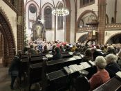 Alle Fotos hier! Weihnachtsbläserbus 2025: „Zugabe“-Rufe in Hellersdorf, wunderbarer Mitsing-Gottesdienst in der Erlöserkirche und 1.600 Euro für den Kältebus. Foto: Jürgen Bosenius