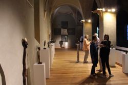 Skulpturen von Stefan Bassir in der Grünauer Friedenskirche. Foto: kklios