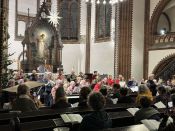 Alle Fotos hier! Weihnachtsbläserbus 2025: „Zugabe“-Rufe in Hellersdorf, wunderbarer Mitsing-Gottesdienst in der Erlöserkirche und 1.600 Euro für den Kältebus. Foto: Jürgen Bosenius