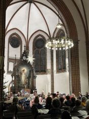 Alle Fotos hier! Weihnachtsbläserbus 2025: „Zugabe“-Rufe in Hellersdorf, wunderbarer Mitsing-Gottesdienst in der Erlöserkirche und 1.600 Euro für den Kältebus. Foto: Jürgen Bosenius