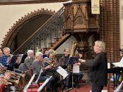 Alle Fotos hier! Weihnachtsbläserbus 2025: „Zugabe“-Rufe in Hellersdorf, wunderbarer Mitsing-Gottesdienst in der Erlöserkirche und 1.600 Euro für den Kältebus. Foto: Jürgen Bosenius