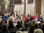 Alle Fotos hier! Weihnachtsbläserbus 2025: „Zugabe“-Rufe in Hellersdorf, wunderbarer Mitsing-Gottesdienst in der Erlöserkirche und 1.600 Euro für den Kältebus. Foto: Jürgen Bosenius