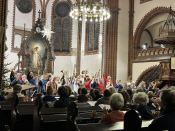 Alle Fotos hier! Weihnachtsbläserbus 2025: „Zugabe“-Rufe in Hellersdorf, wunderbarer Mitsing-Gottesdienst in der Erlöserkirche und 1.600 Euro für den Kältebus. Foto: Jürgen Bosenius
