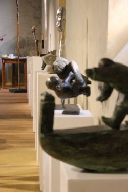 Skulpturen von Stefan Bassir in der Grünauer Friedenskirche. Foto: kklios