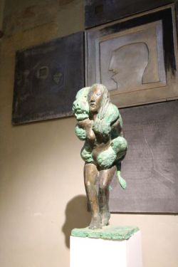 "Frau mit Löwen" - Skulpturen von Stefan Bassir in der Grünauer Friedenskirche. Foto: kklios