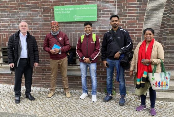 Vor dem Haus des Kirchenkreises (v.l.n.r.): Superintendent Hans-Georg Furian, Pfarrer Prabhu Sahay, Aashish Aakash Toppo, Anant Alok Samad und Kasturi Barla. Foto: Jürgen Bosenius