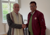 Gastgeschenke von Pfarrer Prabhu Sahay für Superintendent Hans-Georg Furian.