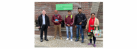 Vor dem Haus des Kirchenkreises (v.l.n.r.): Superintendent Hans-Georg Furian, Pfarrer Prabhu Sahay, Aashish Aakash Toppo, Anant Alok Samad und Kasturi Barla. Foto: Jürgen Bosenius