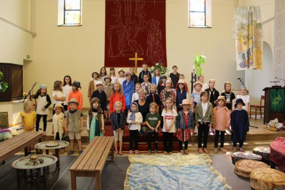 Kindermusical „Der barmherzige Samariter“ begeistert in der Karlshorster „Kirche zur frohen Botschaft“ am 19. Juni 2022. Foto: Jürgen Bosenius / Kirchenkreis Berlin Süd-Ost