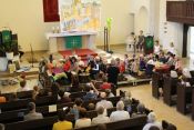 Kindermusical „Der barmherzige Samariter“ begeistert in der Karlshorster „Kirche zur frohen Botschaft“ am 19. Juni 2022. Foto: Jürgen Bosenius / Kirchenkreis Berlin Süd-Ost