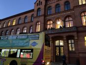 „Musik tut der Seele gut“ – Der Weihnachtsbläserbus des Ev. Kirchenkreises Berlin Süd-Ost trotzt der Kälte: Überraschte Tierpark-Gäste, Handy-Aufnahmen wie bei einem Rock-Konzert und ein ganz besonderer Moment. Foto: Jürgen Bosenius