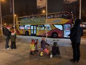 „Musik tut der Seele gut“ – Der Weihnachtsbläserbus des Ev. Kirchenkreises Berlin Süd-Ost trotzt der Kälte: Überraschte Tierpark-Gäste, Handy-Aufnahmen wie bei einem Rock-Konzert und ein ganz besonderer Moment. Foto: Jürgen Bosenius