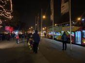 „Musik tut der Seele gut“ – Der Weihnachtsbläserbus des Ev. Kirchenkreises Berlin Süd-Ost trotzt der Kälte: Überraschte Tierpark-Gäste, Handy-Aufnahmen wie bei einem Rock-Konzert und ein ganz besonderer Moment. Foto: Jürgen Bosenius