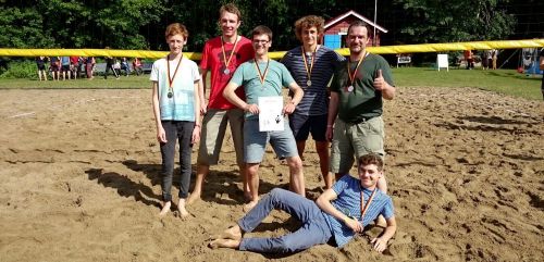 20 Jugendliche aus dem Kirchenkreis Lichtenberg-Oberspree waren mit von der Partie - und gewannen die Silbermedaille beim Volleyballturnier! Foto: kklios