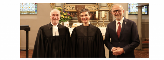 Nach dem Einführungsgottesdienst in der Kaulsdorfer Jesuskirche (v.l.n.r.): Superintendent Hans-Georg Furian, Pfarrerin Elisabeth Collatz und Dr. Henning Schröder, Vorsitzender des Gemeindekirchenrates. Foto: Jürgen Bosenius / www.ekbso.de