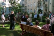 Vor dem Gemeindehaus der Jesus Christus-Kirchengemeinde in Berlin-Kreuzberg: Die Gäste treffen langsam ein. Foto: Lothar Beetz