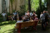 Vor dem Gemeindehaus der Jesus Christus-Kirchengemeinde in Berlin-Kreuzberg: Die Gäste treffen langsam ein. Foto: Lothar Beetz