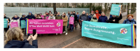Viele Menschen aus dem Evangelischen Kirchenkreis Berlin Süd-Ost zeigen vor dem Bundestag bei der „Hand in Hand“-Demonstration am 3. Februar 2024 Flagge: „Für Demokratie. Gegen Ausgrenzung.“ Foto: Jürgen Bosenius