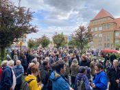 Zeichen der Solidarität – Mehrere hundert Menschen demonstrieren nach dem brutalen Übergriff auf den Ehemann der Pfarrerin in Berlin-Baumschulenweg vor der Kirche „Zum Vaterhaus“ gegen Hass und Gewalt. Foto: ekbso.de