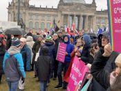 „Für Demokratie. Gegen Ausgrenzung.“ Viele Menschen aus dem Ev. Kirchenkreis Berlin Süd-Ost bei „Hand in Hand“-Demonstration am 3. Februar 2024 vor dem Bundestag. Foto: Jürgen Bosenius