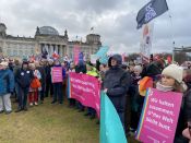 „Für Demokratie. Gegen Ausgrenzung.“ Viele Menschen aus dem Ev. Kirchenkreis Berlin Süd-Ost bei „Hand in Hand“-Demonstration am 3. Februar 2024 vor dem Bundestag. Foto: Jürgen Bosenius