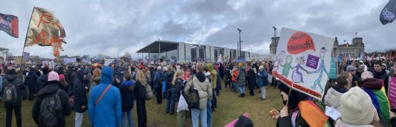 „Für Demokratie. Gegen Ausgrenzung.“ Viele Menschen aus dem Ev. Kirchenkreis Berlin Süd-Ost bei „Hand in Hand“-Demonstration am 3. Februar 2024 vor dem Bundestag. Foto: Jürgen Bosenius