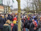 Auf dem Gebiet des Kirchenkreises kamen in Schöneiche (Oder-Spree) vor dem Rathaus am Samstagvormittag rund 600 Menschen zusammen. Foto: Matthias Liebelt