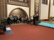 „Für Demokratie. Gegen Ausgrenzung.“ Viele Menschen aus dem Ev. Kirchenkreis Berlin Süd-Ost bei „Hand in Hand“-Demonstration am 3. Februar 2024 vor dem Bundestag. Foto: Jürgen Bosenius