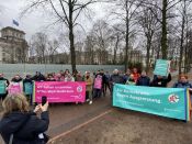 „Für Demokratie. Gegen Ausgrenzung.“ Viele Menschen aus dem Ev. Kirchenkreis Berlin Süd-Ost bei „Hand in Hand“-Demonstration am 3. Februar 2024 vor dem Bundestag. Foto: Jürgen Bosenius