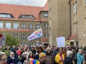 Zeichen der Solidarität – Mehrere hundert Menschen demonstrieren nach dem brutalen Übergriff auf den Ehemann der Pfarrerin in Berlin-Baumschulenweg vor der Kirche „Zum Vaterhaus“ gegen Hass und Gewalt. Foto: ekbso.de