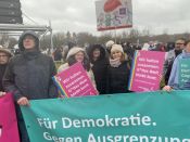 „Für Demokratie. Gegen Ausgrenzung.“ Viele Menschen aus dem Ev. Kirchenkreis Berlin Süd-Ost bei „Hand in Hand“-Demonstration am 3. Februar 2024 vor dem Bundestag. Foto: Jürgen Bosenius