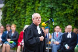 Superintendent Hans-Georg Furian hält die Festpredigt. Feiern, Tanzen, Staunen - 10 Jahre Evangelische Schule Köpenick Gymnasium. Foto: ESK