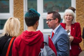 Bezirksbürgermeister von Treptow-Köpenick, Oliver Igel, und Schulleiterin Ingrid Haack-Seelemann. Feiern, Tanzen, Staunen - 10 Jahre Evangelische Schule Köpenick Gymnasium. Foto: ESK