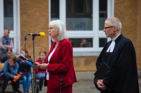 Schulleiterin Ingrid Haack-Seelemann und Pfarrer Ralf Musold. Feiern, Tanzen, Staunen - 10 Jahre Evangelische Schule Köpenick Gymnasium. Foto: ESK