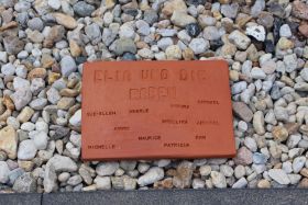 Die Kinder der Arbeitsgruppe sind auf dieser Tontafel genannt. Foto: kklos