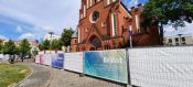 Clevere Idee: neue Banner für die Umzäunung der Christophoruskirche in Berlin-Friedrichshagen. Foto: Friedrich Böhme