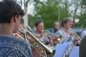 Mehr als 40 Bläserinnen und Bläser aus verschiedenen Posaunenchören des Kirchenkreises Lichtenberg-Oberspree haben am 21. Juni 2016 bei Fête de la Musique auf dem Köpenicker Schlossplatz gespielt. Foto: Sara von Eitzen