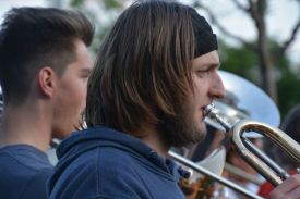 Mehr als 40 Bläserinnen und Bläser aus verschiedenen Posaunenchören des Kirchenkreises Lichtenberg-Oberspree haben am 21. Juni 2016 bei Fête de la Musique auf dem Köpenicker Schlossplatz gespielt. Foto: Sara von Eitzen