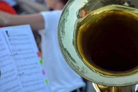 Mehr als 40 Bläserinnen und Bläser aus verschiedenen Posaunenchören des Kirchenkreises Lichtenberg-Oberspree haben am 21. Juni 2016 bei Fête de la Musique auf dem Köpenicker Schlossplatz gespielt. Foto: Sara von Eitzen