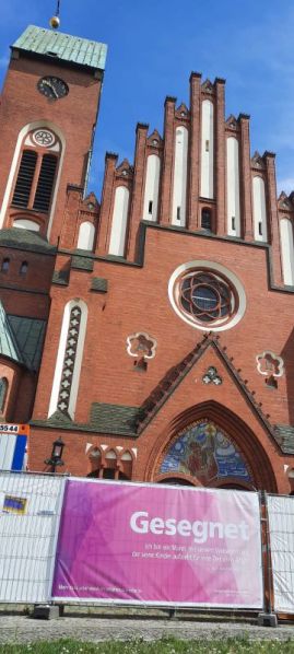 Clevere Idee: neue Banner für die Umzäunung der Christophoruskirche in Berlin-Friedrichshagen. Foto: Friedrich Böhme