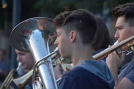 Mehr als 40 Bläserinnen und Bläser aus verschiedenen Posaunenchören des Kirchenkreises Lichtenberg-Oberspree haben am 21. Juni 2016 bei Fête de la Musique auf dem Köpenicker Schlossplatz gespielt. Foto: Sara von Eitzen