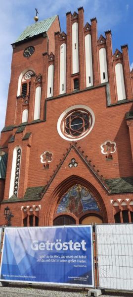 Clevere Idee: neue Banner für die Umzäunung der Christophoruskirche in Berlin-Friedrichshagen. Foto: Friedrich Böhme