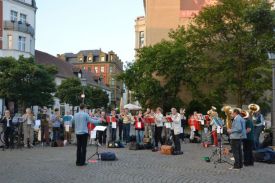 Mehr als 40 Bläserinnen und Bläser aus verschiedenen Posaunenchören des Kirchenkreises Lichtenberg-Oberspree haben am 21. Juni 2016 bei Fête de la Musique auf dem Köpenicker Schlossplatz gespielt. Foto: Sara von Eitzen