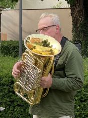 Der Kirchenkreisposaunenchor vor dem Rathaus Köpenick: Fête de la Musique 2023 – auch im Kirchenkreis Berlin Süd-Ost war ganz schön was los am 21. Juni! Foto: Jürgen Bosenius