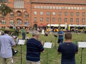 Der Kirchenkreisposaunenchor vor dem Rathaus Köpenick: Fête de la Musique 2023 – auch im Kirchenkreis Berlin Süd-Ost war ganz schön was los am 21. Juni! Foto: Jürgen Bosenius
